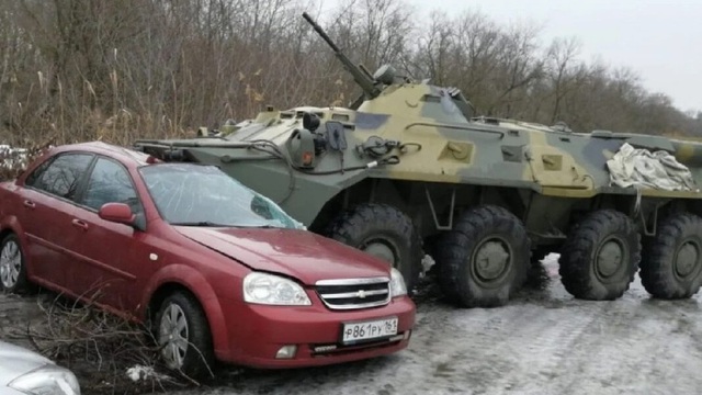 Xe bọc thép BTR-80 của Nga mất lái đè bẹp ô tô trên đường