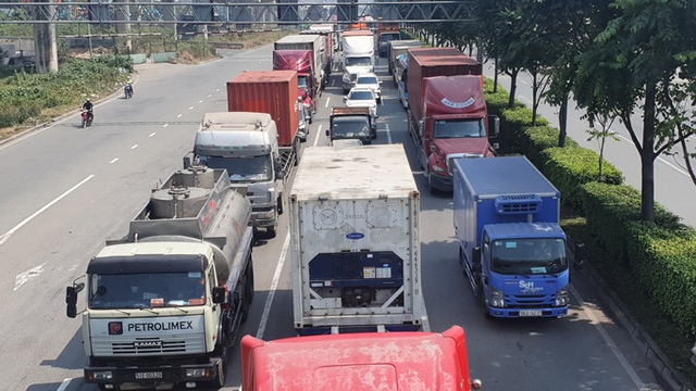 Xe tải và container đang bịt kín cửa ngõ phía Đông TP HCM