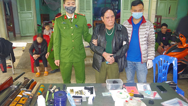 Khám nhà đối tượng mua bán trái phép ma túy, thu giữ nhiều súng đạn