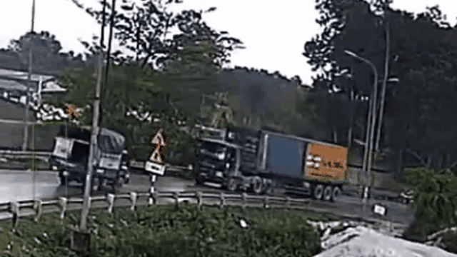 Clip xe tải nhỏ chở 2 vợ chồng đối đầu với container khiến 3 người trọng thương