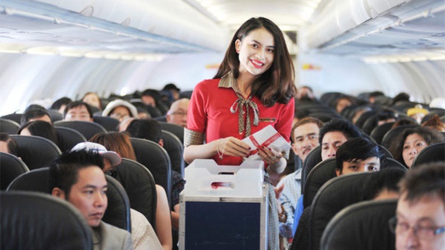 Vì sao Vietjet Air tính tiền bữa ăn trên máy bay còn Vietnam Airlines lại miễn phí?