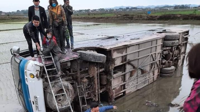 Bắc Giang: Xe chở hàng chục công nhân lao xuống ruộng