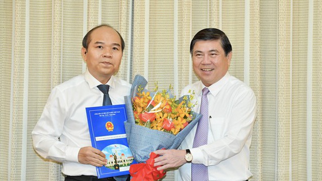Chủ tịch UBND TPHCM Nguyễn Thành Phong trao các quyết định nhân sự chủ chốt
