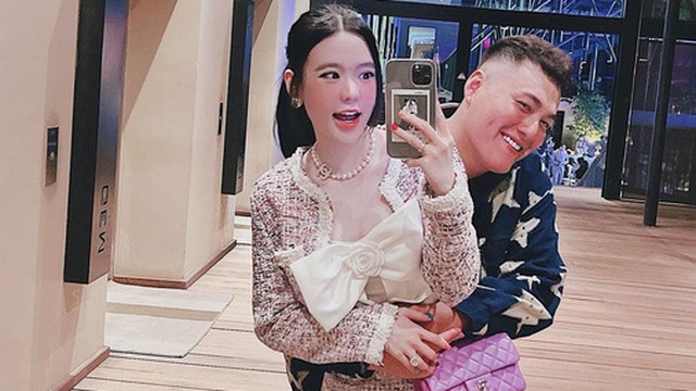 Đứng cạnh vợ “nấm lùn”, con trai ông trùm điện tử Sài Gòn sở hữu chiều cao 1m91 đã có hành động cực kỳ tâm lý