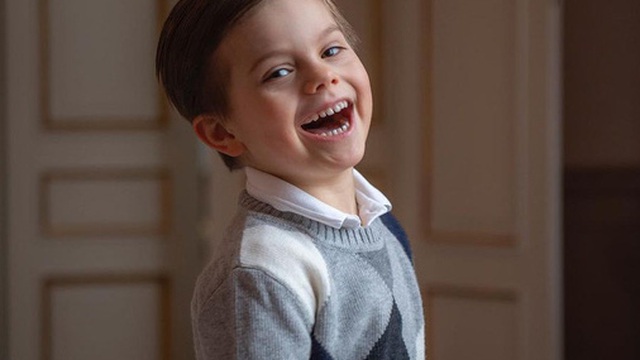 Hoàng gia Thụy Điển chia sẻ hình ảnh dịp sinh nhật 5 tuổi con trai Thái tử, ai cũng phải xuýt xoa vì thần thái hơn người của những đứa trẻ kế vị