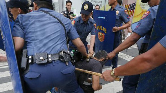 Cảnh sát Philippines "giết nhầm" thị trưởng và 2 trợ lý