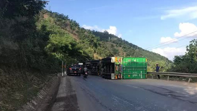 Đôi nam nữ tử vong sau va chạm với ôtô trên Quốc lộ 9