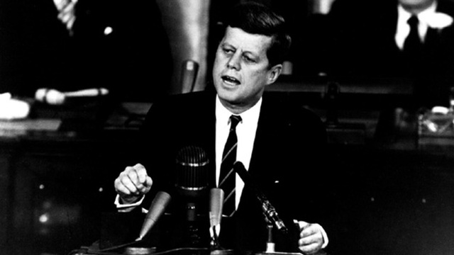 Không chế tạo tên lửa, cũng không biết nhiều về vũ trụ, John F. Kennedy đã dùng thuật lãnh đạo đại tài giúp Mỹ ‘vượt mặt’ Liên Xô như thế nào?