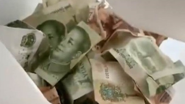 Tò mò mở thùng rượu trong tủ quần áo, con trai khiến bố “méo mặt” vì lộ bí mật giấu kín 10 năm