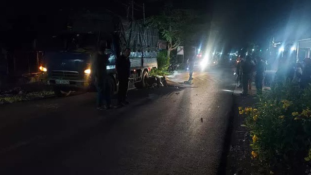 Kinh hãi xe máy lao thẳng đuôi xe tải, 2 người văng ra tử vong