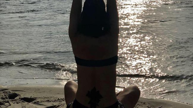 Hoa khôi Kim Huệ mặc bikini, khoe hình xăm "độc"
