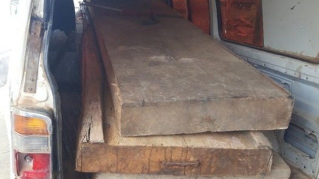 Chủ tịch xã bắt gỗ lậu... biếu cán bộ: Khởi tố thêm 2 cán bộ, nguyên cán bộ xã
