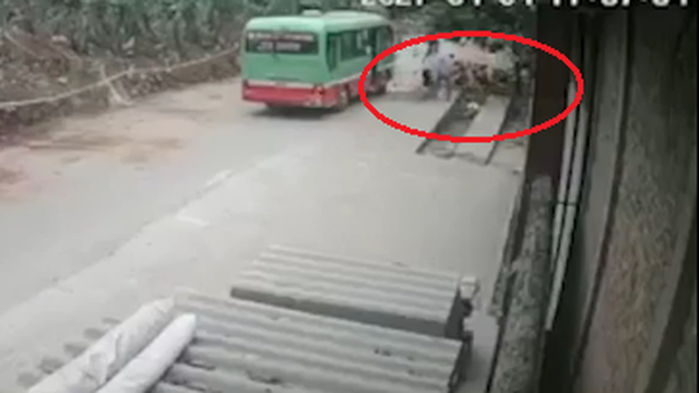 Clip: Khoảnh khắc phụ xe buýt "ném" khách xuống đường gây bức xúc