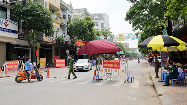 Vĩnh Phúc: Chủ tịch thị trấn Yên Lạc bị tạm đình chỉ công tác vì lơ là chống dịch Covid-19