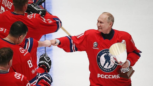 Lần đầu tái xuất trong giải khúc côn cầu ngôi sao, Tổng thống Putin gây sốt