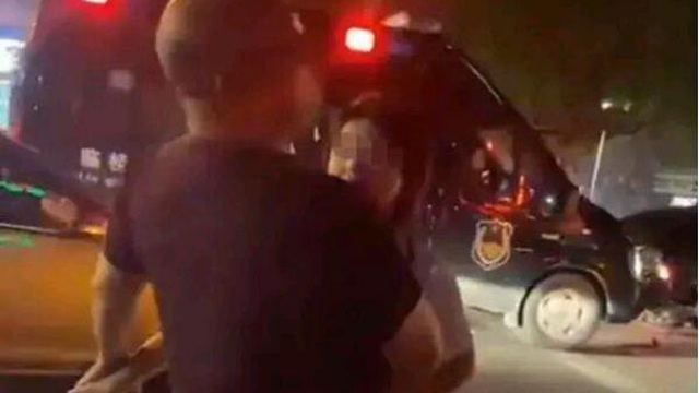 Lái xe tông trúng BMW, cô gái dùng ngay mỹ nhân kế tấn công dồn dập khiến đối phương "mềm như bún", từ bỏ ý định báo cảnh sát