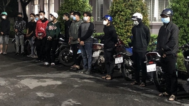 CSGT vây bắt nhóm quái xế tụ tập đua xe trên Quốc lộ
