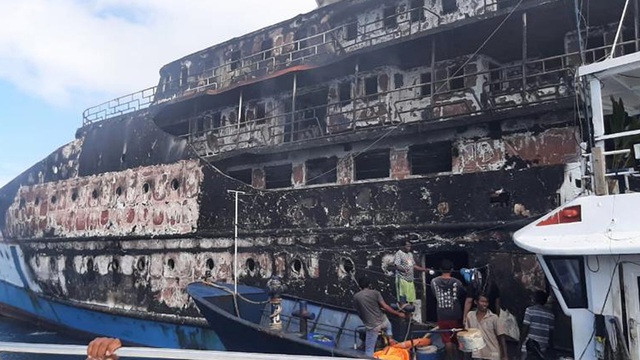 Indonesia: Tàu chở 200 người bất ngờ bốc cháy, hành khách nhảy xuống biển thoát thân