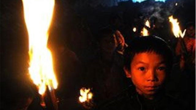 3 học sinh tiểu học đi lạc vào hang động, phát hiện ra thứ gây chấn động Trung Quốc ở đáy hang: Trị giá 5 tỷ NDT