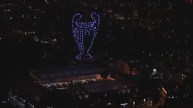 Ngất ngây với bữa tiệc ánh sáng bằng drone của Chelsea