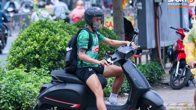 Lee Nguyễn cực ngầu khi tự đi xe gắn máy đến buổi tập của CLB TP.HCM