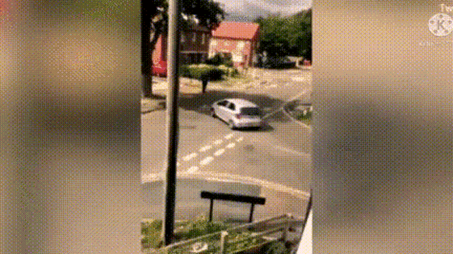 Video: Tài xế lái xe hất tung người đàn ông đi bộ trên vỉa hè sau cuộc cãi vã nảy lửa