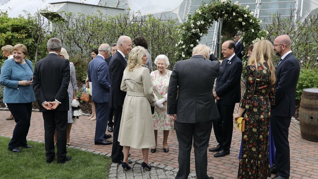 Tổng thống Joe Biden phá vỡ nghi thức Hoàng gia khi đến dự tiệc sau Nữ hoàng Anh?