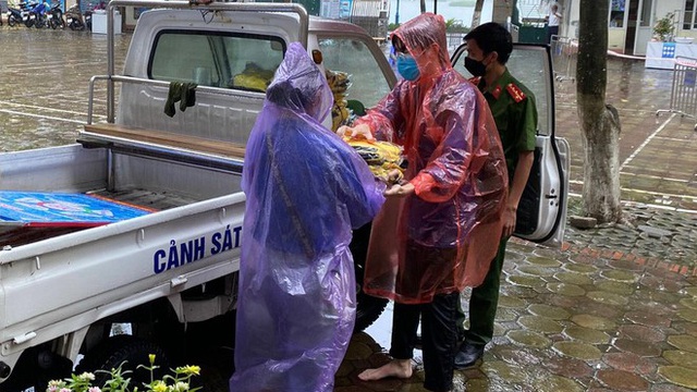 Hà Nội: Kịp thời tặng 100 bộ đồng phục cho thí sinh ướt sạch vì mưa lớn đúng giờ thi lớp 10