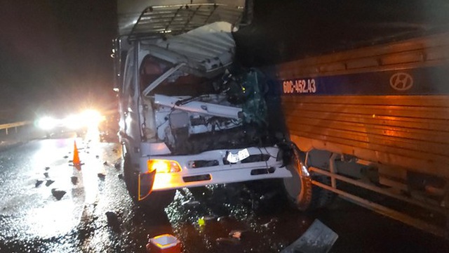Xe tải tông nhau trên cao tốc TPHCM - Trung Lương, 2 người thương vong