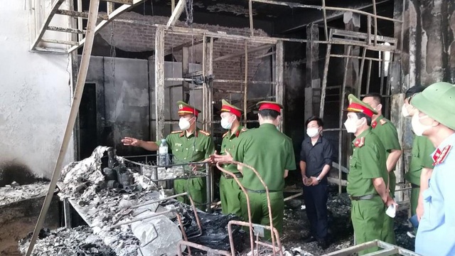 Vụ cháy phòng trà 6 người chết ở Nghệ An: Vì sao các nạn nhân không thoát được ra ngoài?