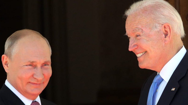 Ông Biden tặng Tổng thống Putin món quà đặc biệt của phi công Mỹ: Thông điệp quá hiểm hóc!