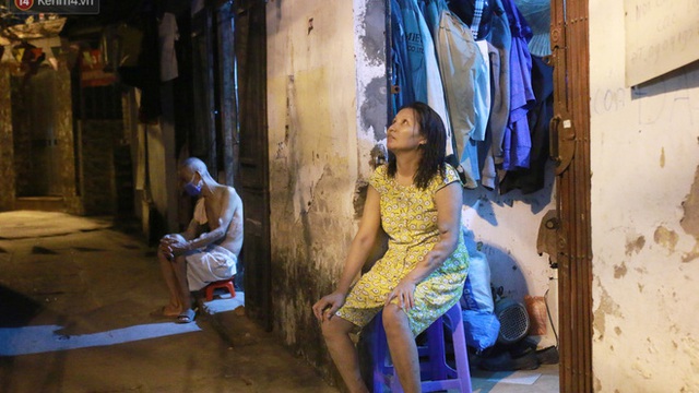 Nóng bủa vây cả đêm ở xóm chạy thận Hà Nội: "Cả căn phòng cứ như cái lò nung, mỗi ngày chỉ ngủ được 2-3 tiếng"