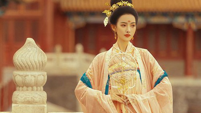Vị hoàng hậu xinh đẹp tuyệt trần, nghiện rượu giỏi giả vờ, chết bí ẩn khi mới 21 tuổi