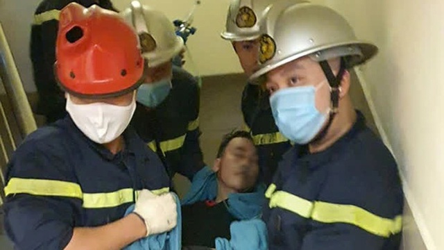 Hà Nội: Giải cứu nam thanh niên 22 tuổi bị kẹt đầu trong thang máy vận chuyển đồ ăn