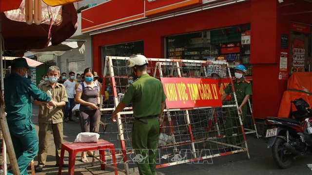 TP.HCM: Đại diện Q.7 lý giải vấn đề người dân nói thiếu thực phẩm, đồ tiếp tế 3 ngày chưa đến tay