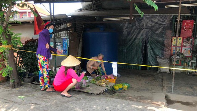 Nở rộ chợ 'du kích', cửa hàng 'chui' khi TP.HCM giãn cách