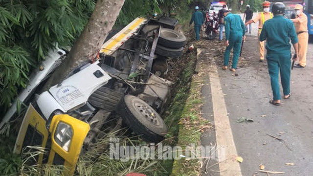 Lật xe trên đèo Bảo Lộc, 2 người tử vong tại chỗ