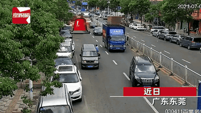 Clip: Xe ô tô bốc cháy ngùn ngụt giữa phố, người dân kéo nhau ra dập lửa thì bất ngờ nổ tung như trong phim hành động