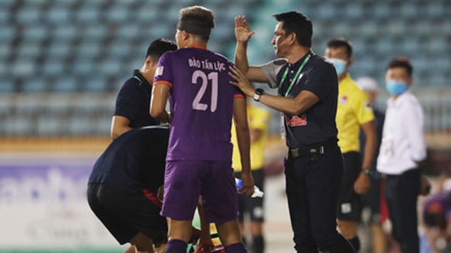 Các CLB không muốn hoãn V-League