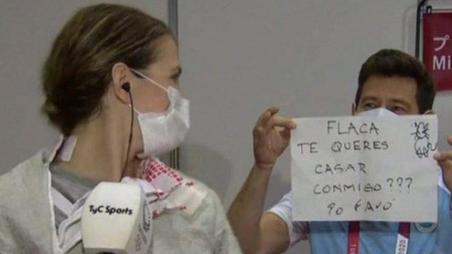Nữ kiếm thủ Argentina được huấn luyện viên cầu hôn trên sóng truyền hình, ngay sau thất bại tại Olympic Tokyo 2020