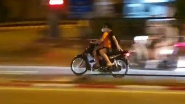 Hà Nội: Mặc giãn cách xã hội, nam thanh nữ tú rú ga, phóng "bạt mạng" trong đêm
