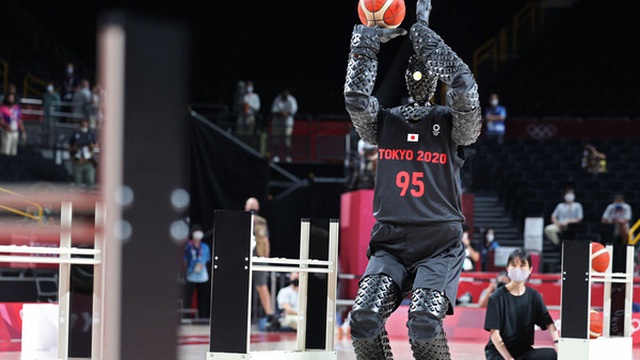 Toyota ra mắt robot bóng rổ tại Olympic Tokyo, ném 3 điểm trúng liên tục như ''hack'' khiến siêu sao bóng rổ cũng phải chịu thua
