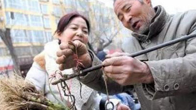 Ông chú 72 tuổi mỗi năm kiếm hơn 1,7 tỷ VNĐ từ sạp rau nhỏ nhờ 4 chiến lược kinh doanh khôn ngoan: Chỉ cần có năng lực, ai cũng kiếm được tiền