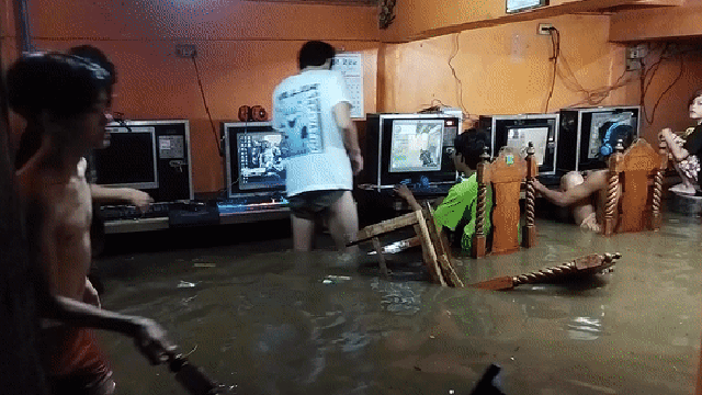 Mặc kệ lũ lụt ngập cả mét, quán net Philippines vẫn chật kín game thủ rủ nhau đến "combat" như thường