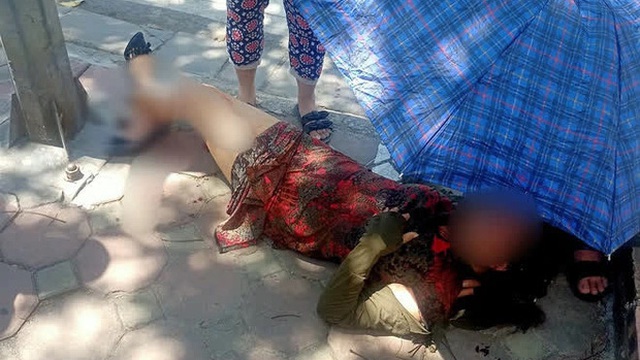 Hà Nội: Áo chống nắng cuốn vào bánh xe máy khiến người phụ nữ bị gãy gập cổ chân