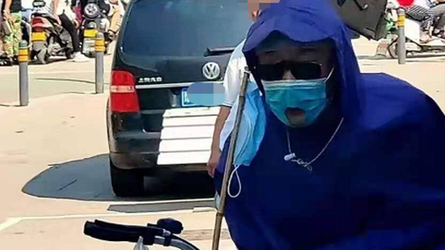 Thảm cảnh mưa lũ Trung Quốc: Cụ già mặc áo mưa ngồi cả ngày đợi con gái đã chết đuối ở ga tàu điện, tấm biển bên cạnh đầy xót xa