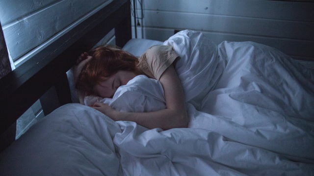 Vừa mở mắt thức dậy, cảnh tượng chình ình ngay đầu giường khiến người phụ nữ không giữ được bình tĩnh
