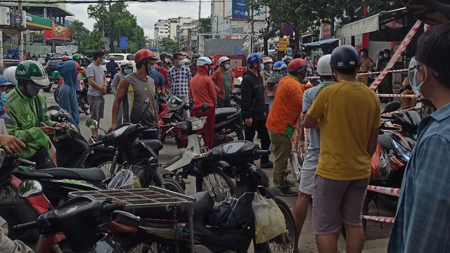 TP.HCM phong tỏa bãi xe 397 Đinh Bộ Lĩnh: Người dân tụ tập đông nghẹt để lấy hàng hóa