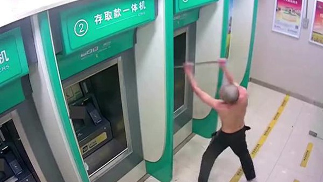 Người đàn ông phá hoại nhiều cây ATM vì chán nản và mất ngủ