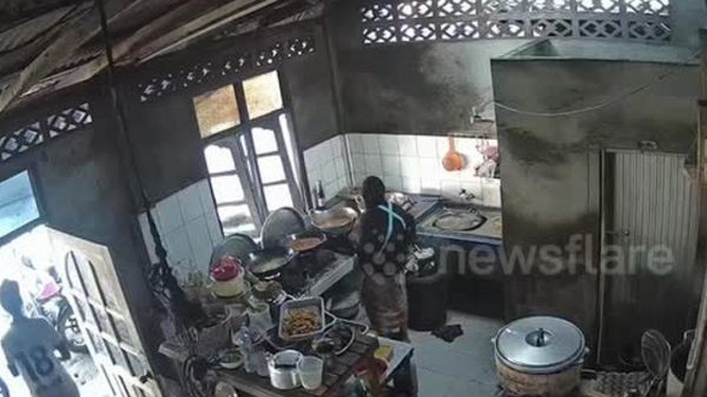 Bà chủ nhà hàng bình tĩnh dập ngọn lửa trên bình gas thay vì bỏ chạy